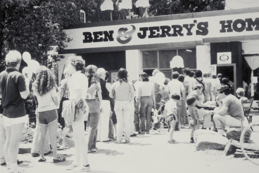 1979 – Próxima etapa – Pessoas em fila numa gelataria Ben & Jerry’s