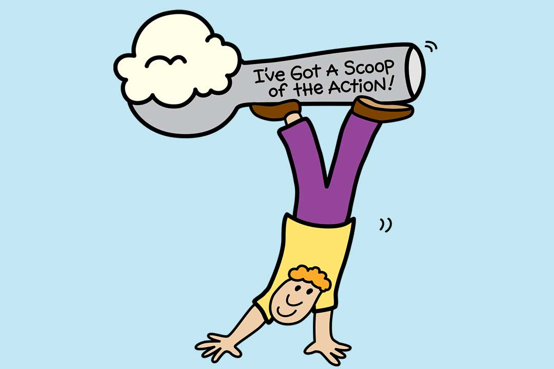 Homem a fazer o pino e a segurar uma colher de gelado com as pernas