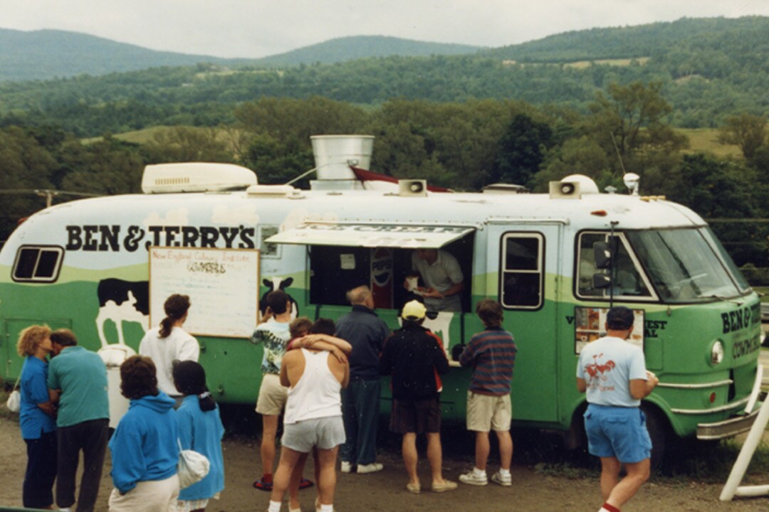 A autocaravana da Ben & Jerry’s com pessoas à espera na fila