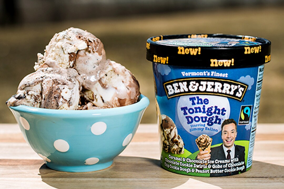 Uma taça de The Tonight Dough e um copo do mesmo