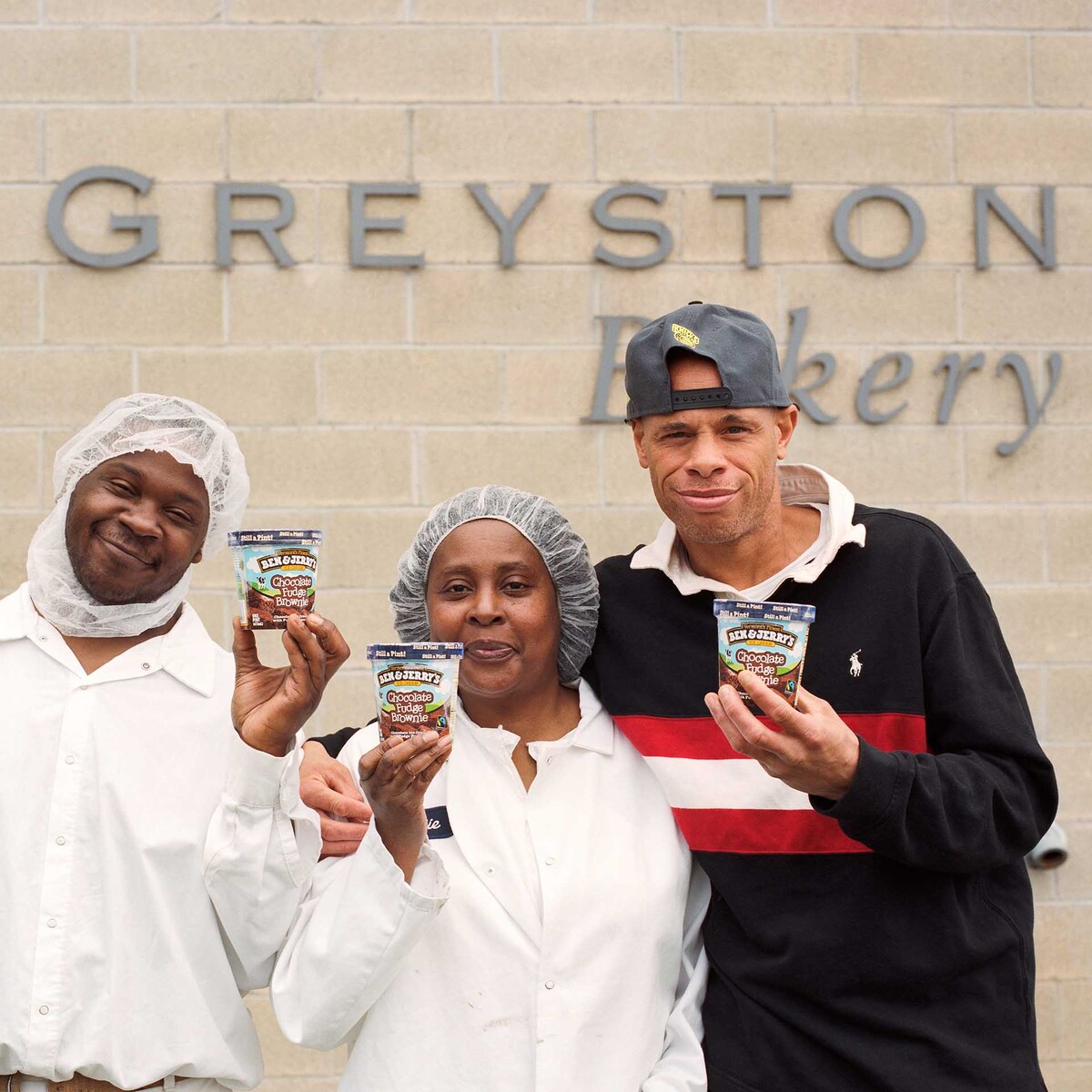 Funcionários da Greyston Bakery a segurar copos de gelado da Ben & Jerry’s